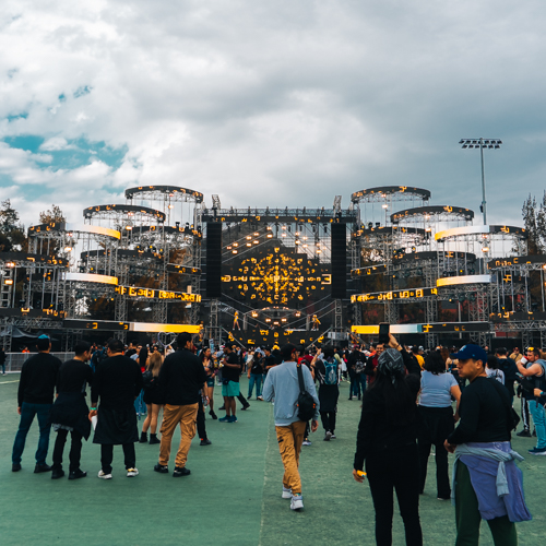 DISEÑO DE ESCENARIO CON TRUSSES EN CANCÚN