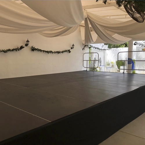 Escenario de aluminio de 4.88x9.75mts, a 1.20m de altura, con barandal