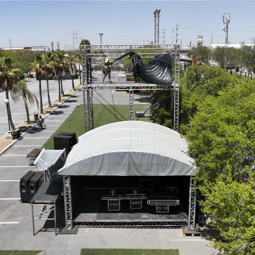 FRONT OF HOUSE (FOH) UN NIVEL Y TORRE PARA TECNICOS, AUDIOS, ILUMINACIÓN Y CAMARAS EN CONCIERTO EN CANCÚN