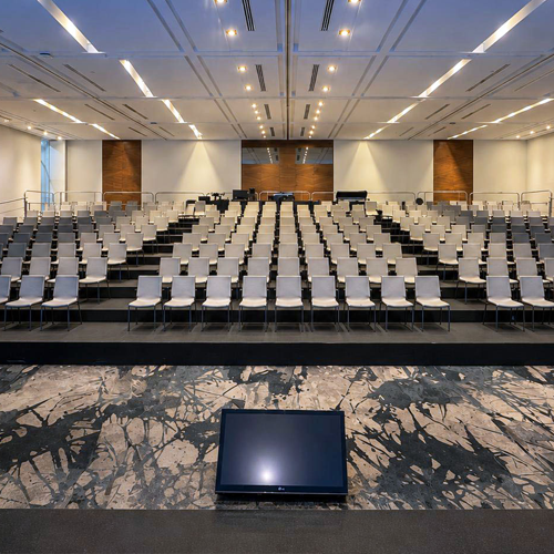 Escenario de aluminio de 4.88x9.75mts, a 1.20m de altura, con barandal