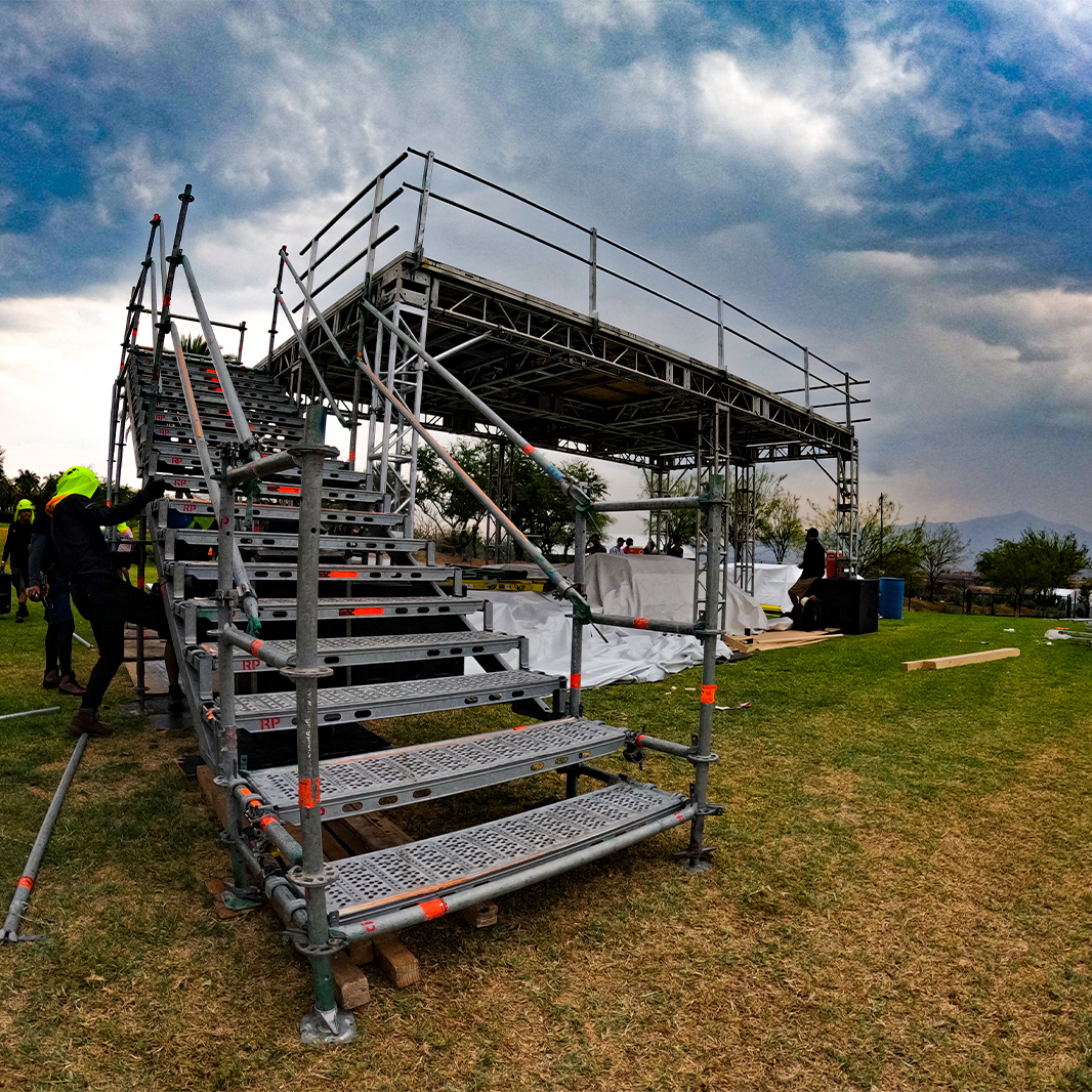 ESCALERAS LAYHER PARA EL ESPECTACULO EN CANCÚN