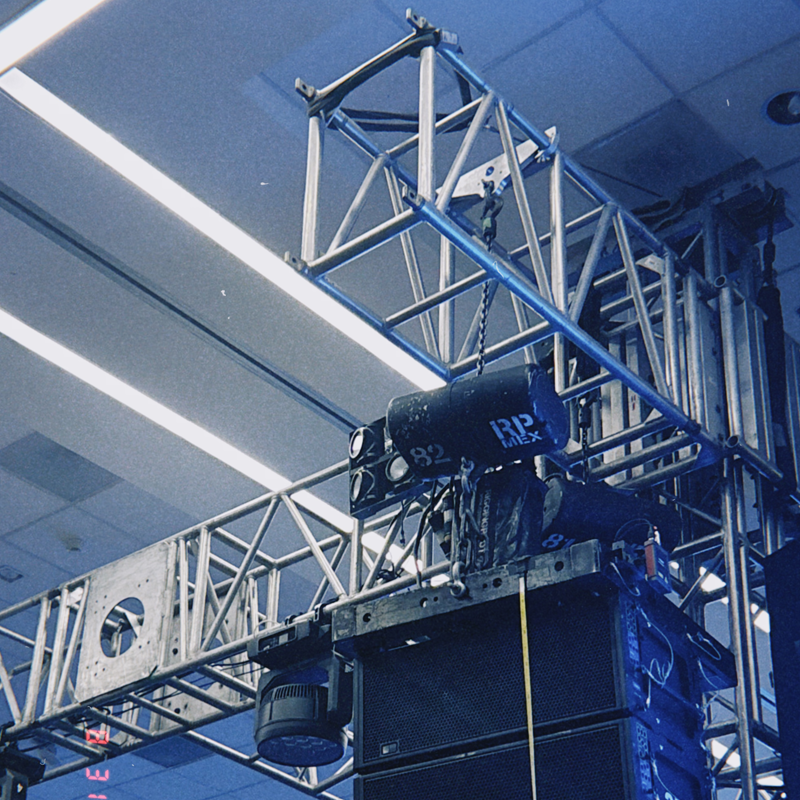 GROUND SUPPORTS, ESCENARIOS, HOSPITALITIES, LAYHER, MOTORES CM, TRUSSES CIRCULARES, RIGGING, RIGGERS ROLLING RISERS, CARPAS LOSBERGER, TELONES, KABUKI, TRUSSES DIFERENTES DIMENSIONES