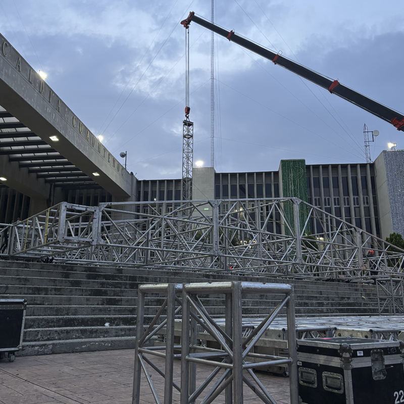 GROUND SUPPORTS, ESCENARIOS, HOSPITALITIES, LAYHER, MOTORES CM, TRUSSES CIRCULARES, RIGGING, RIGGERS ROLLING RISERS, CARPAS LOSBERGER, TELONES, KABUKI, TRUSSES DIFERENTES DIMENSIONES
