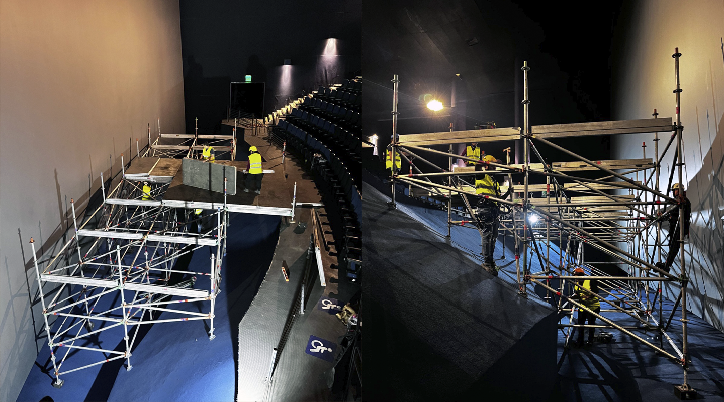 Plataforma de escenario Layher al aire libre para conciertos y eventos masivos en Cancún con estructura modular profesional.