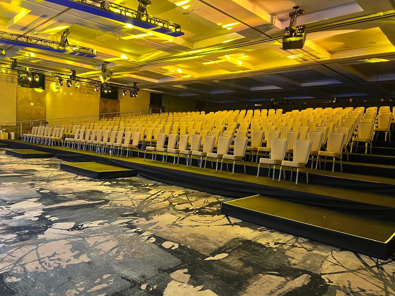 Estructura escalonada construida con sistema de andamios de acero galvanizado tipo Layher y plataformas de asiento en madera, montada sobre terreno rústico nivelado.